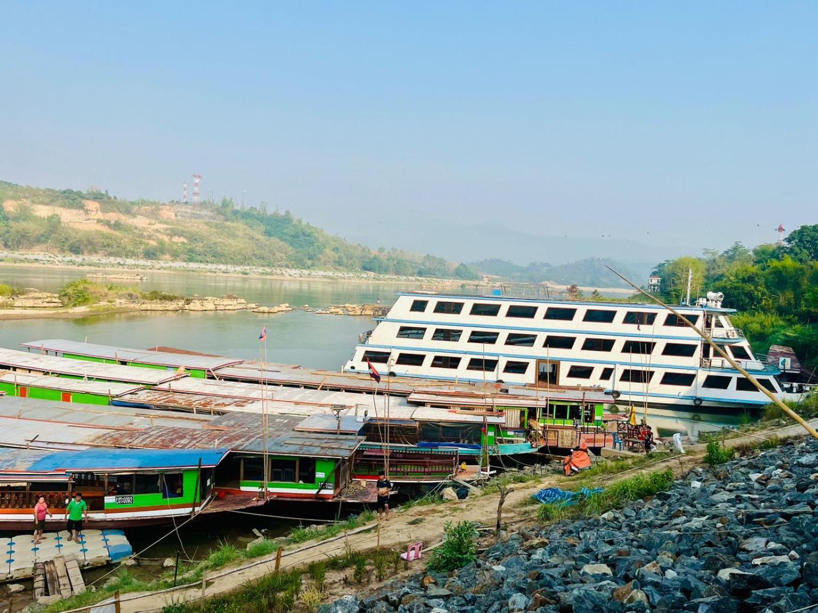 1 Min To Slow Boat Guesthouse Konekeo Ngoại thất bức ảnh